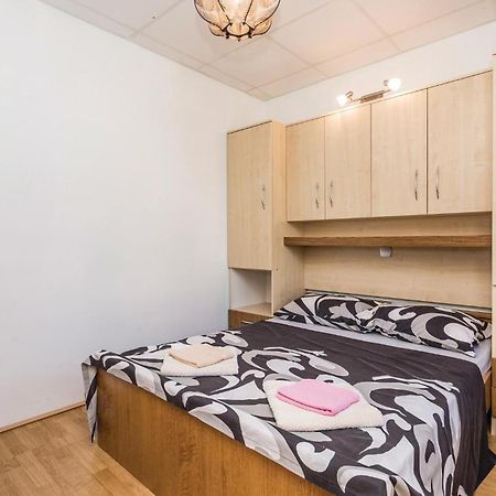 Awesome Apartment In Dinjiska With Kitchen מראה חיצוני תמונה