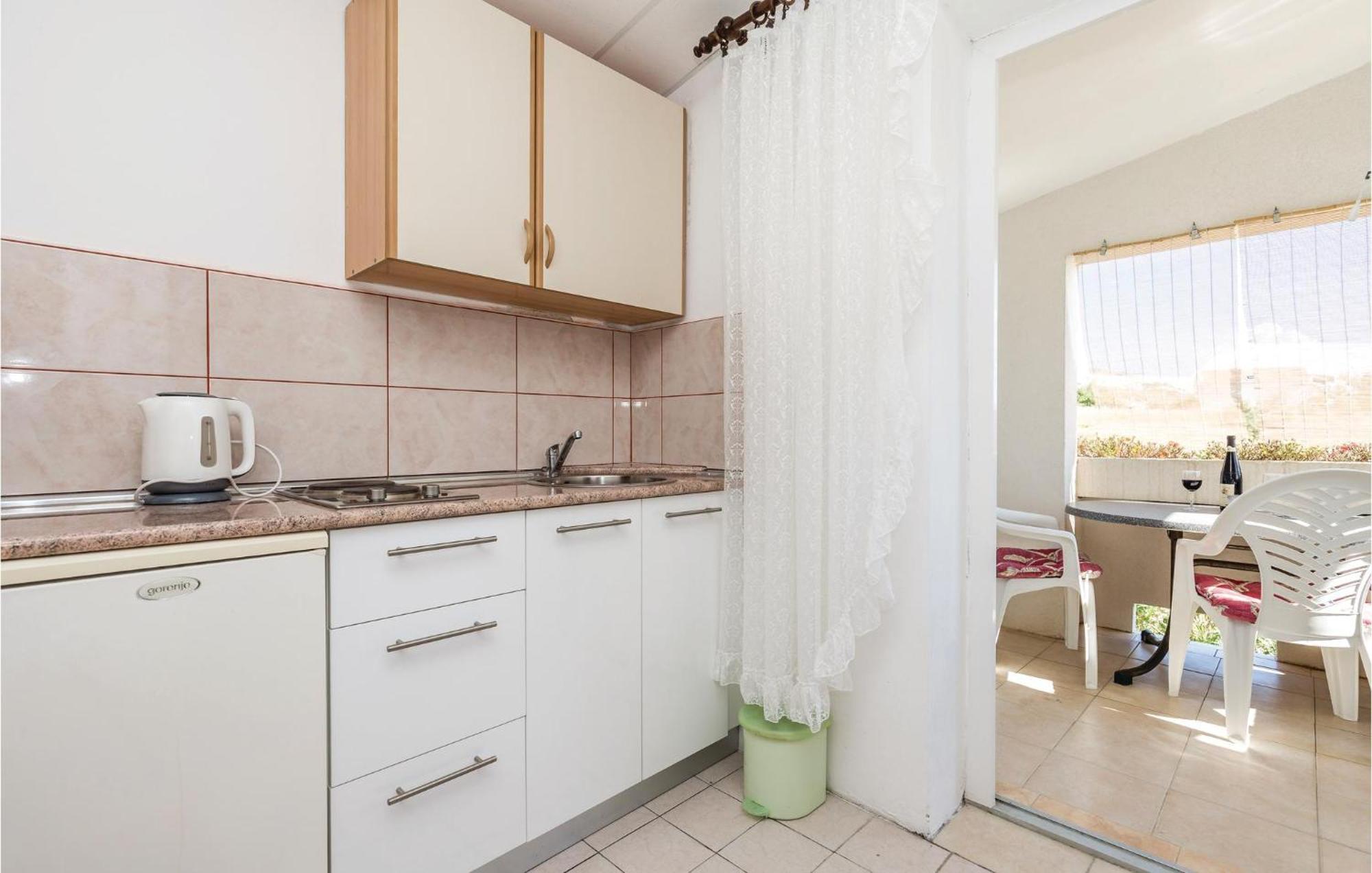 Awesome Apartment In Dinjiska With Kitchen מראה חיצוני תמונה