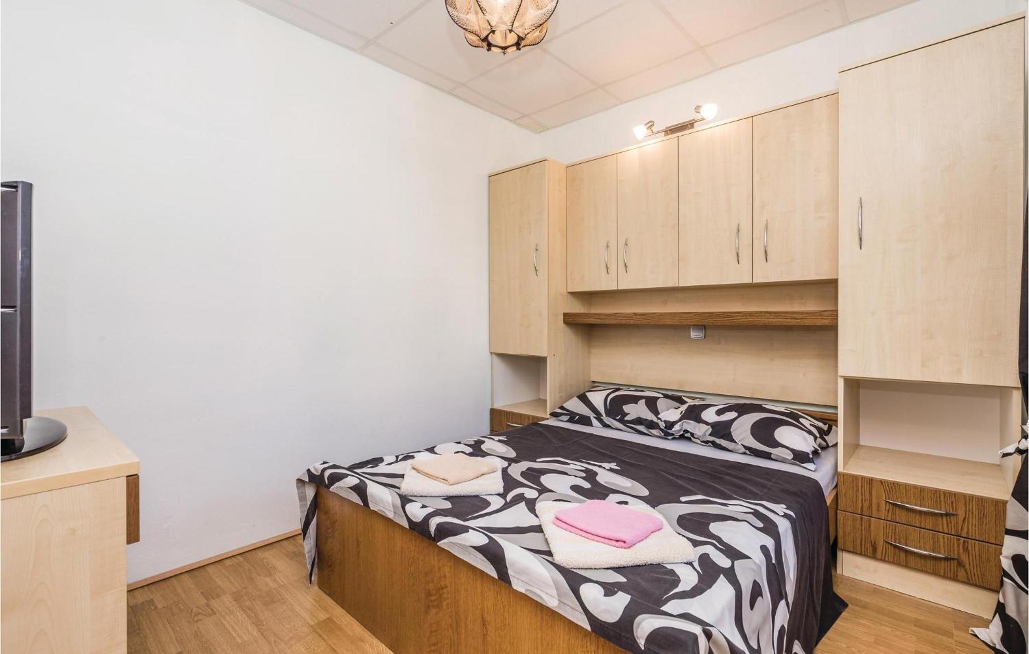 Awesome Apartment In Dinjiska With Kitchen מראה חיצוני תמונה